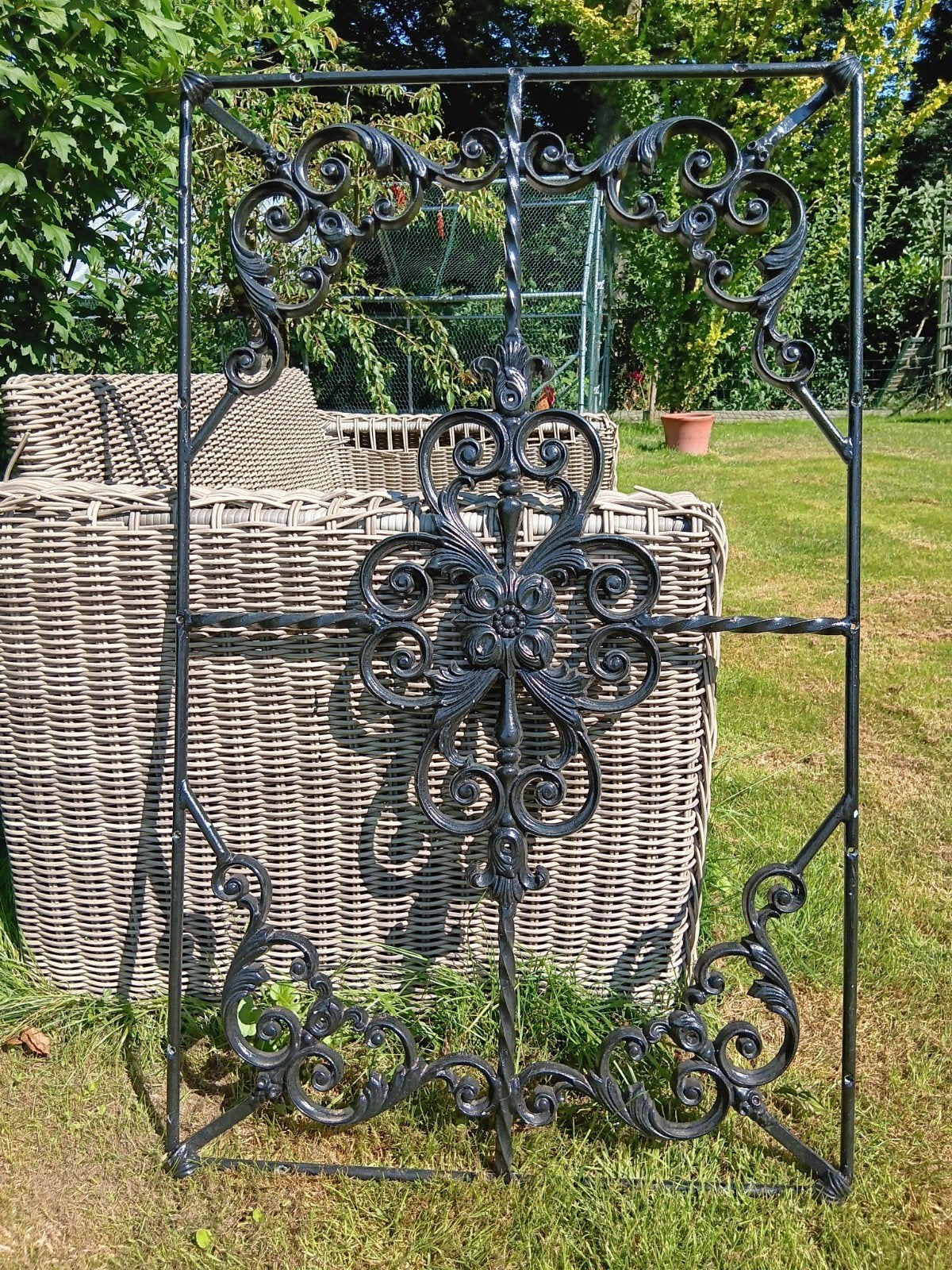 Decoratief raamrooster van smeedijzer, Ophalen