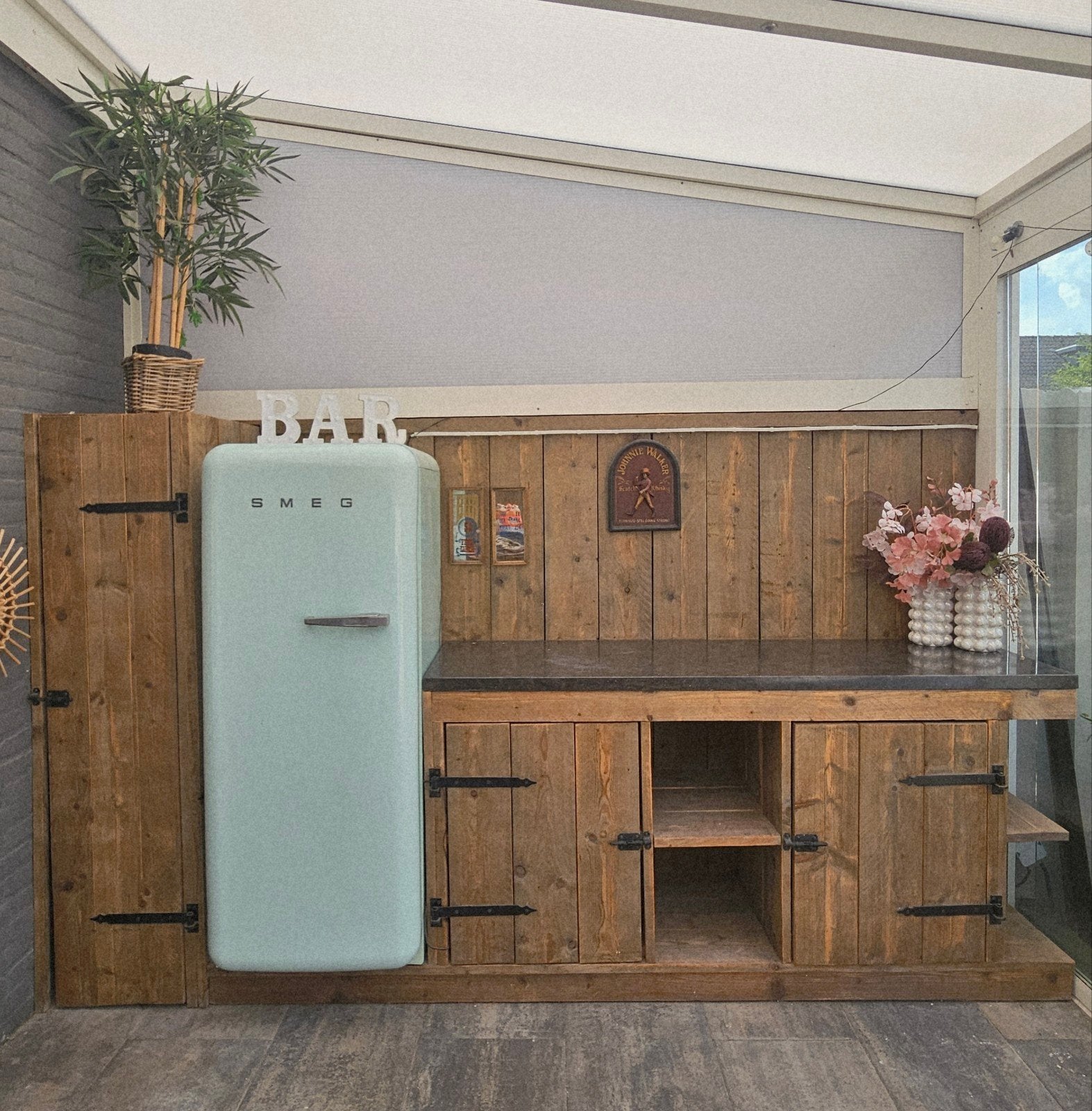 Buitenkeuken met mintgroene Smeg koelkast, Ophalen, Zo goed als nieuw