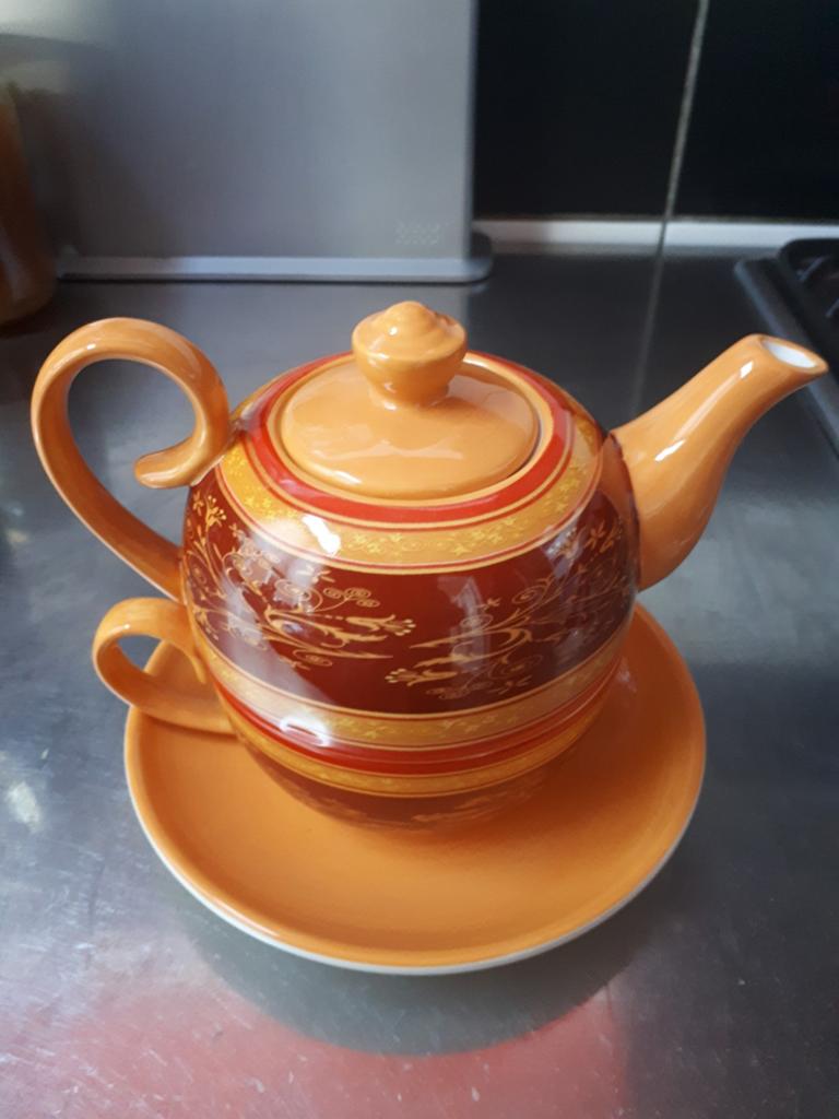 Jameson & Tailor theepot met kop en schotel, Keramiek, Ophalen of Verzenden, Zo goed als nieuw, Overige stijlen