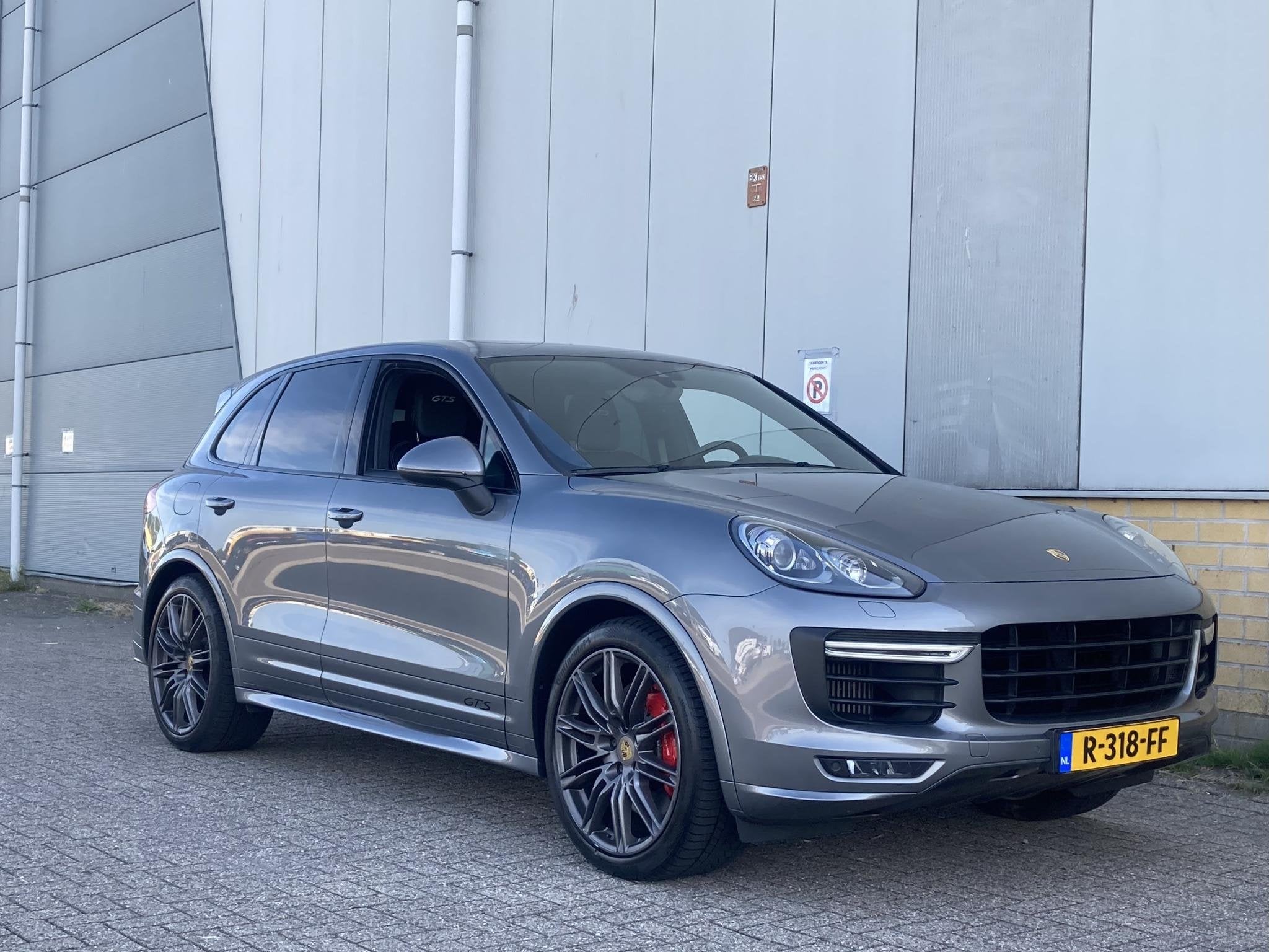 Porsche Cayenne 3.6 GTS 441 pk automaat Panoramadak - Alcant, Auto's, Cayenne, Gebruikt, 138 €/maand, Leder en Stof