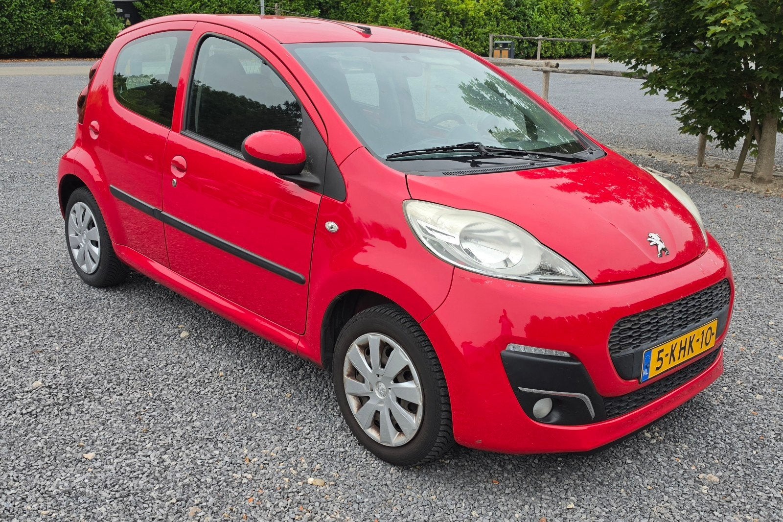 Peugeot 107 1.0 12V 5DR 2013 Rood Airco, Auto's, Peugeot, Voorwielaandrijving, Elektrische ramen, Stof, Zwart
