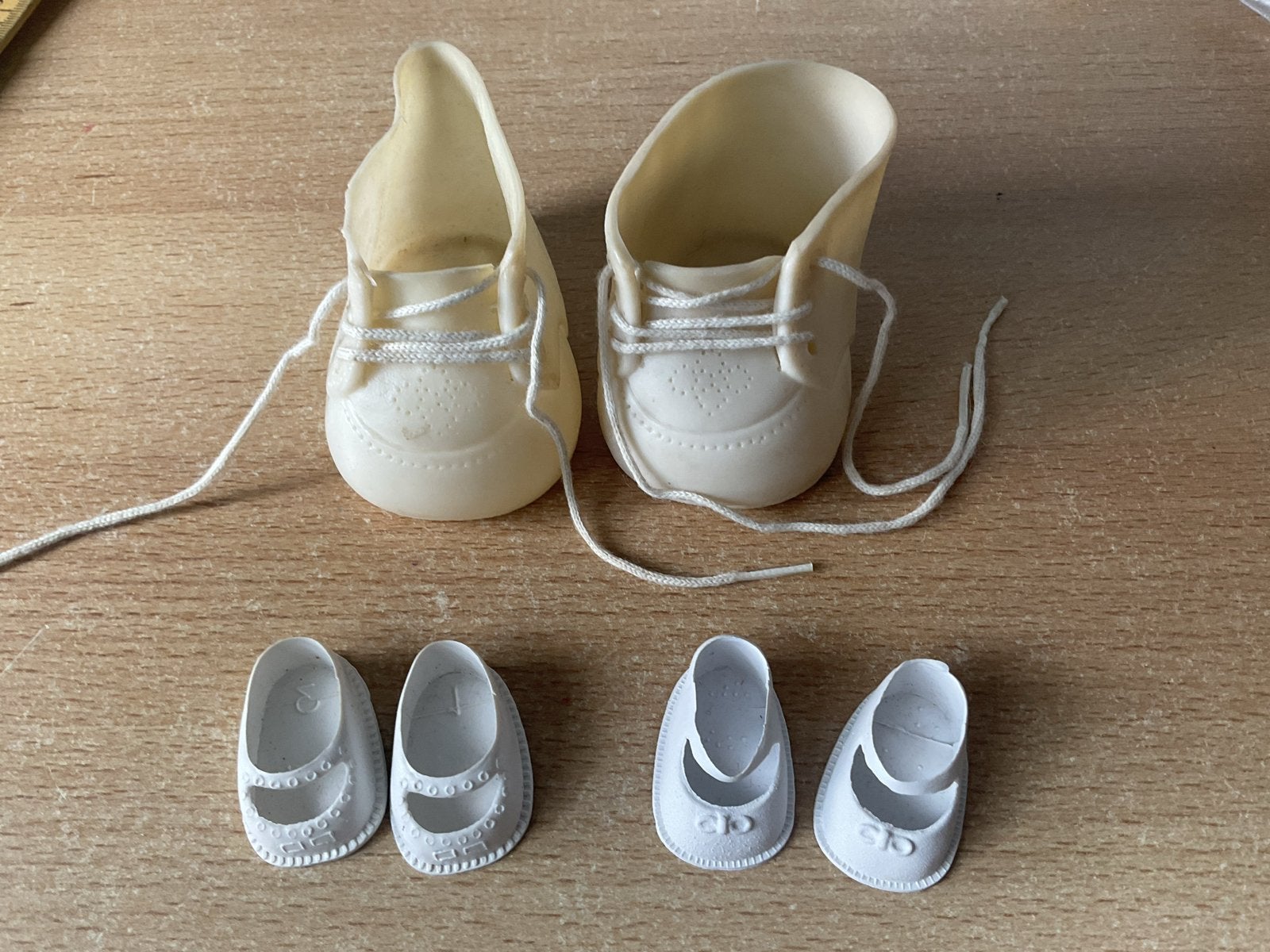 Vintage poppenschoentjes - 3 paar, Ophalen of Verzenden, Gebruikt, Babypop