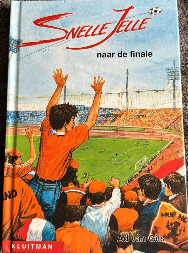 Snelle Jelle naar de finale - Ad van Gils (Voetbalboek), Ophalen of Verzenden, Zo goed als nieuw, Fictie, Ad van Gils