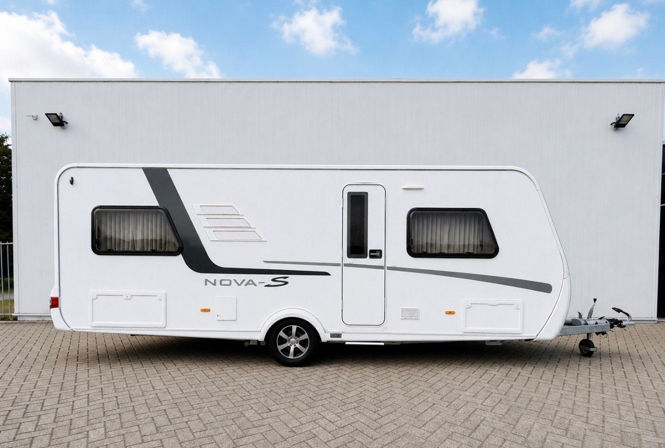 Luxe, comfortabele Eriba Nova S 530 2 enkele bedden, Rondzit, Schokbreker, Particulier, 6 tot 7 meter