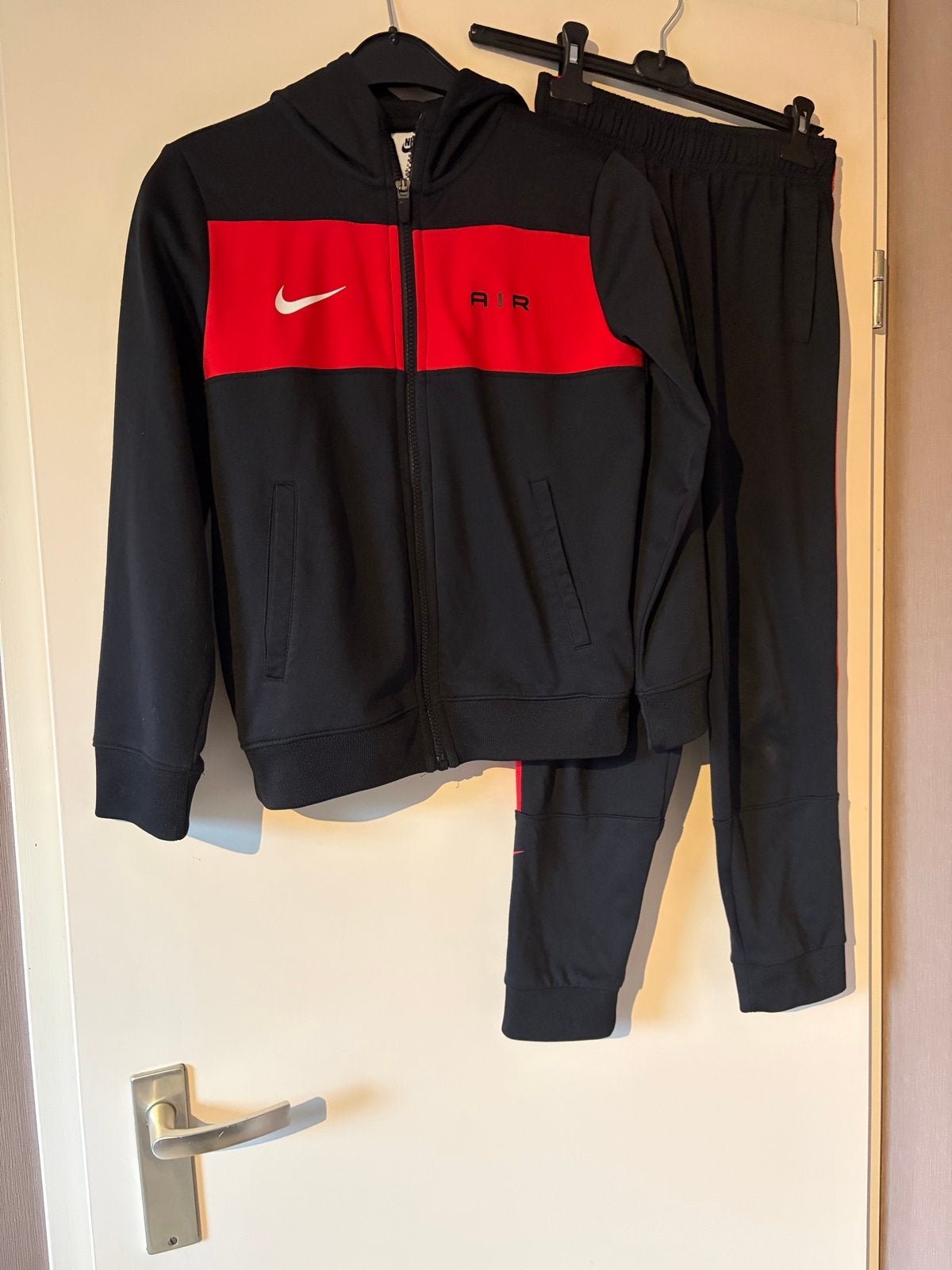 Nike Air Dri-FIT Trainingspak Zwart/Rood Maat M (137-147 CM), Kinderen en Baby's, Kinderkleding | Maat 140, Ophalen of Verzenden