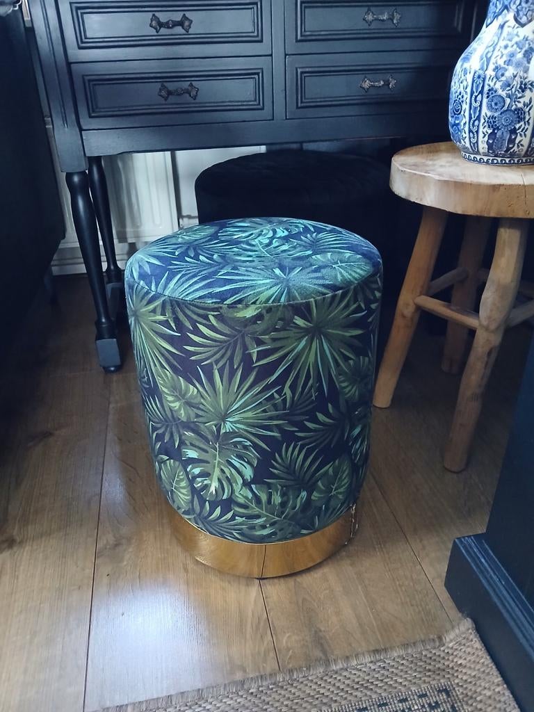 Leuke poef krukje voetenbankje zwart met groene bladeren, Minder dan 50 cm, Rond, Minder dan 50 cm, Ophalen of Verzenden