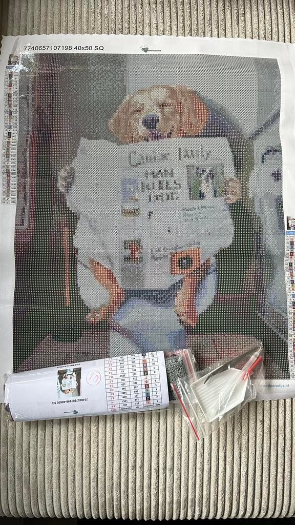 Diamond painting, 40x50cm, hond met krant, nieuw, Nieuw, Meerkleurig, Ophalen of Verzenden, Overige materialen