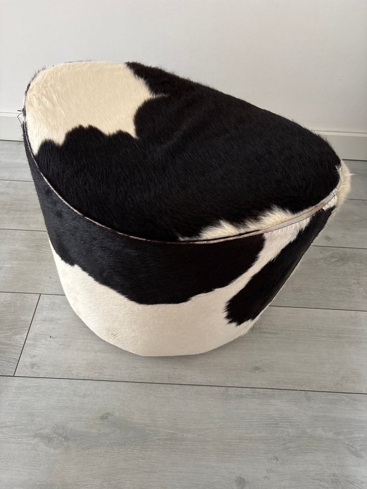 Vintage poef van koeienhuid  Stockholm Zwart/Wit, Ophalen, Rond, Zo goed als nieuw, 50 tot 75 cm