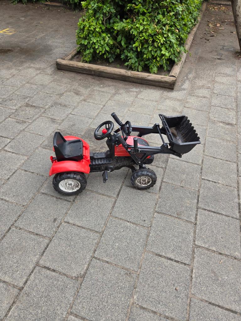 Rode traptractor met schepbak - Speelgoed fiets, Kinderen en Baby's, Speelgoed | Speelgoedvoertuigen, Gebruikt, Ophalen of Verzenden