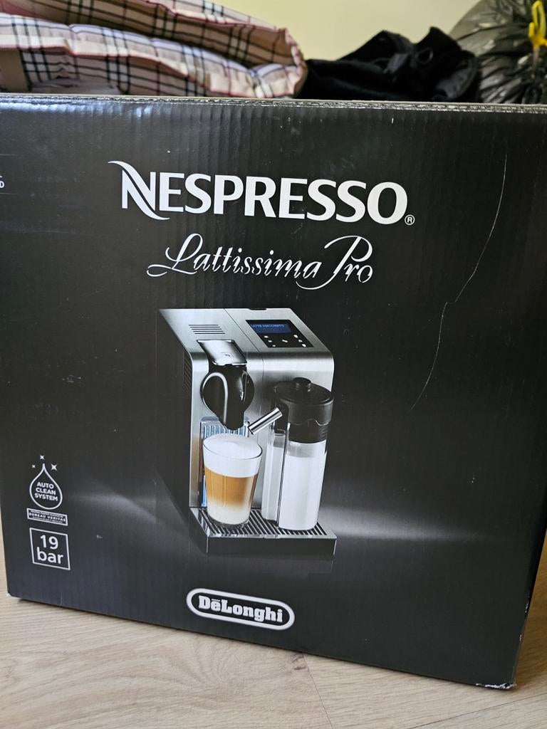 Nespresso Lattissima Pro De'Longhi koffiemachine, Witgoed en Apparatuur, Koffiezetapparaten, Ophalen, Koffiepads en cups, Gebruikt