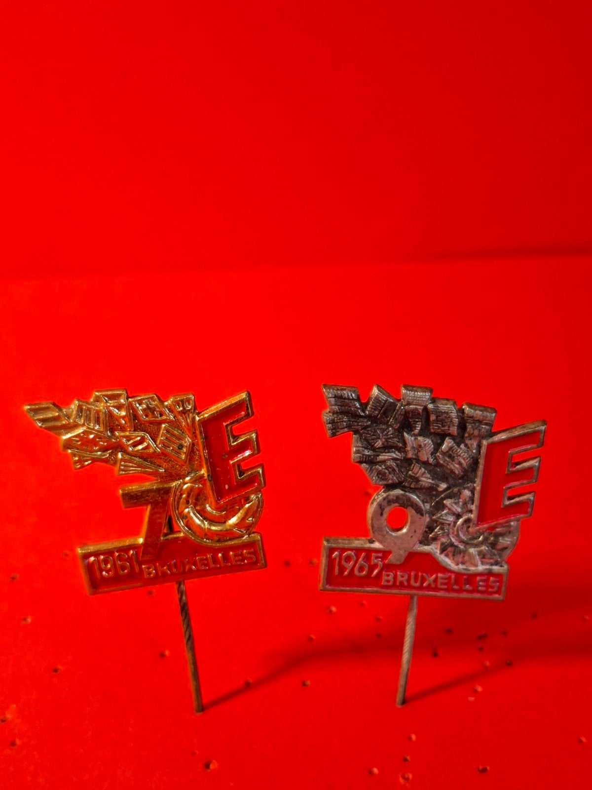 2 SPELDEN BRUSSEL 1961 EN 1965, Ophalen of Verzenden, Gebruikt, Overige onderwerpen