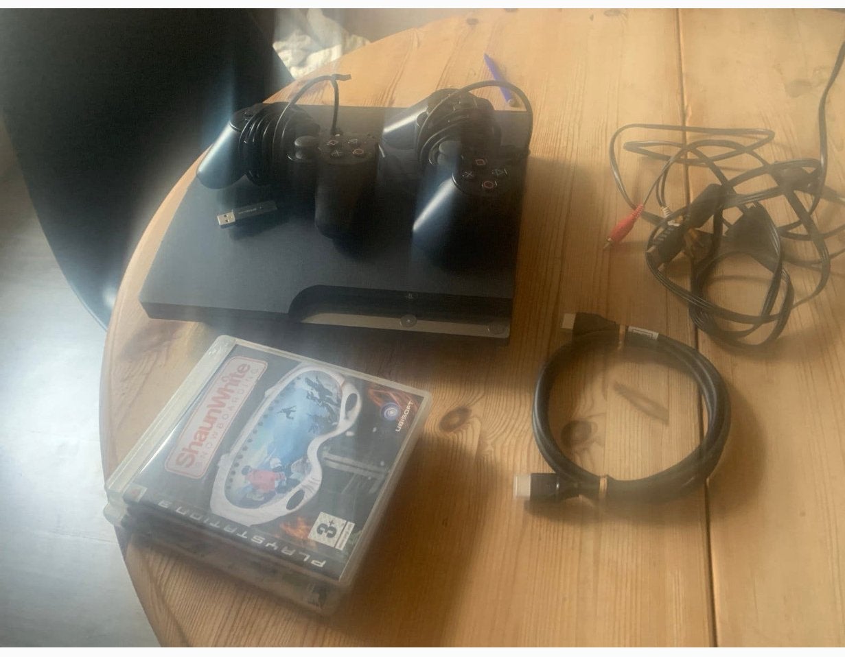 Playstation 3 slim met twee originele controllers compleet, Spelcomputers en Games, Ophalen, Zo goed als nieuw, Met 2 controllers