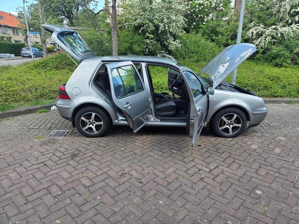 Volkswagen Golf 1.6 77KW 2003 Grijs, Auto's, Voorwielaandrijving, 1145 kg, 4 cilinders, 49 €/maand