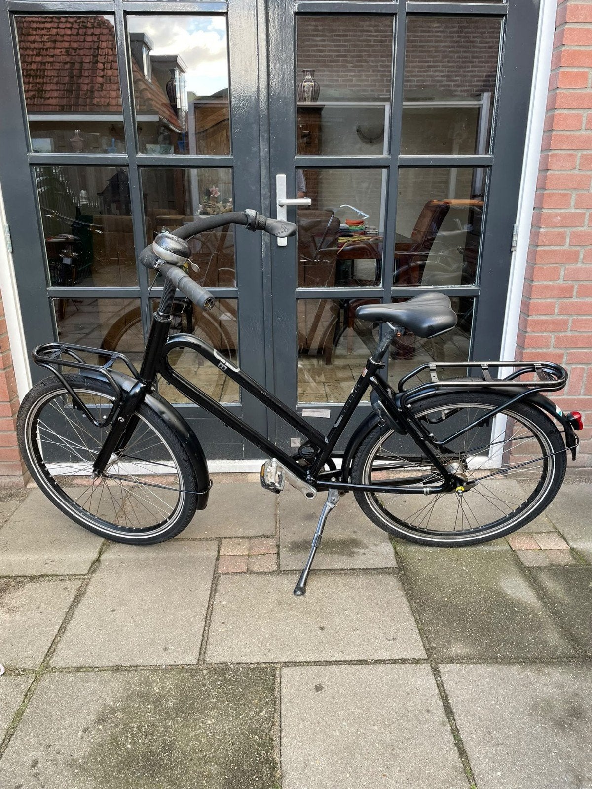 Zwarte damesfiets met voordrager en bagagedrager, Fietsen en Brommers, Ophalen, Gebruikt, Overige merken