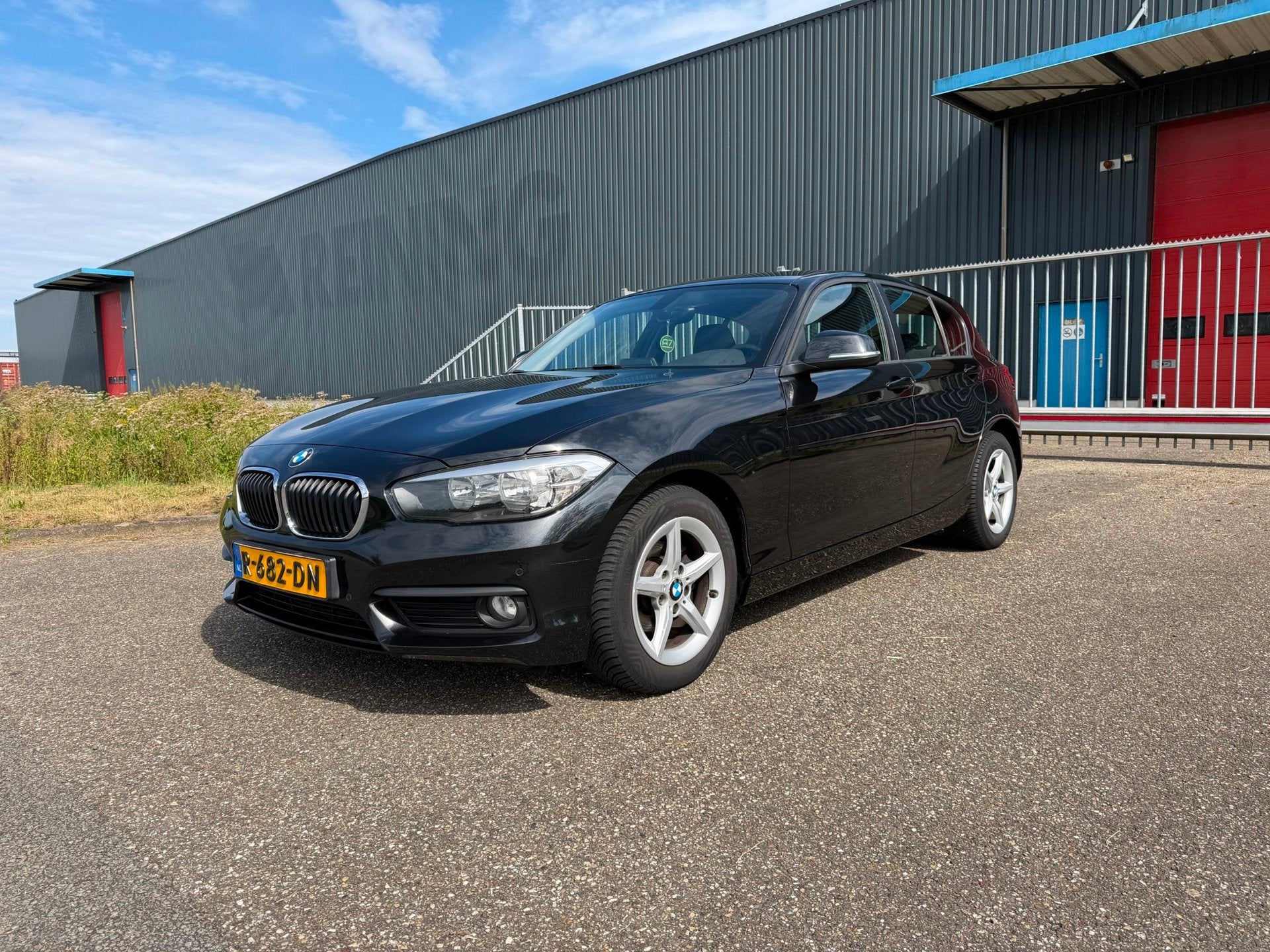 BMW 1-serie 116i Executive NWE. APK 25-08-2027, Auto's, 1-Serie, Achterwielaandrijving, Zwart, 3 cilinders