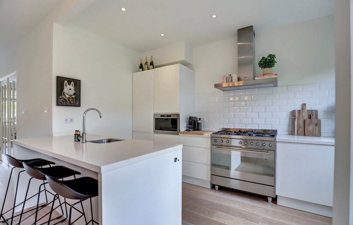 Complete keuken met kookeiland & apparatuur – 7 jaar oud, Ophalen, Zo goed als nieuw, Wit, Met kookeiland