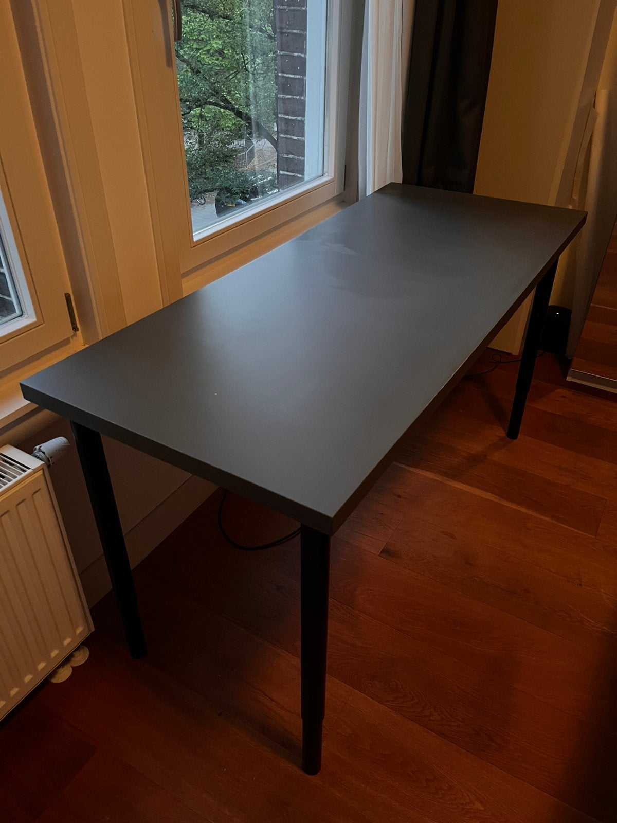 Mooi grijs bureau | IKEA | 140x60 cm met verstelbare poten, Ophalen, Demontabel, Zo goed als nieuw, IKEA