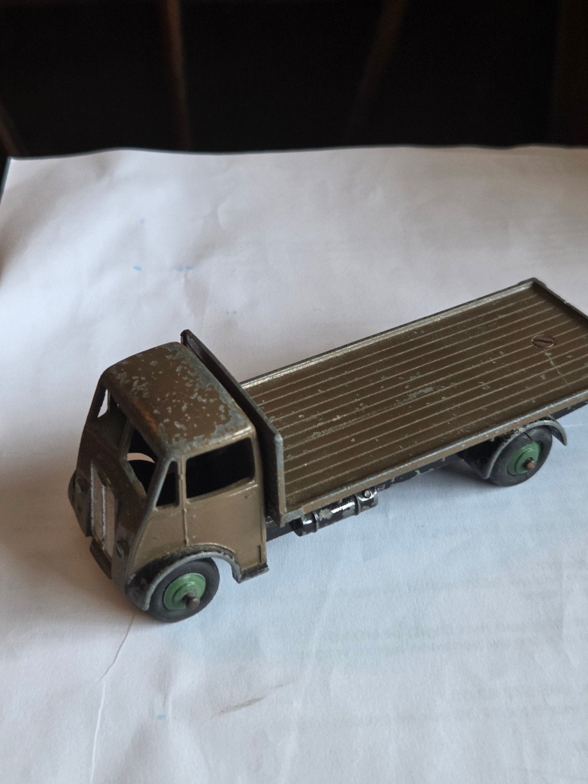 dinky toy GUY FLAT TRUCK CA 1947 RARE COLOUR ZELDZAME KLEUR, Verzenden, Gebruikt, Bus of Vrachtwagen, Dinky Toys
