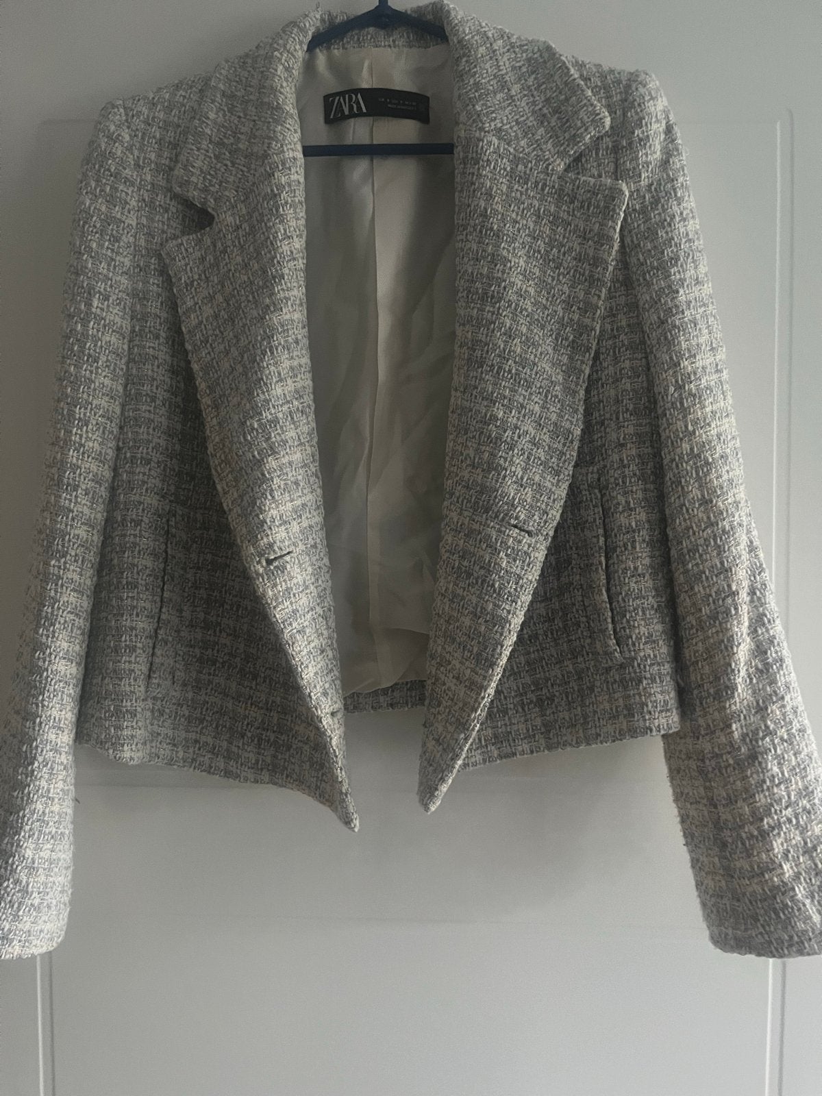Zara korte blazer maat S fijne bouclé stof, Kleding | Dames, Jasjes, Kostuums en Pakken, Ophalen of Verzenden, Zo goed als nieuw