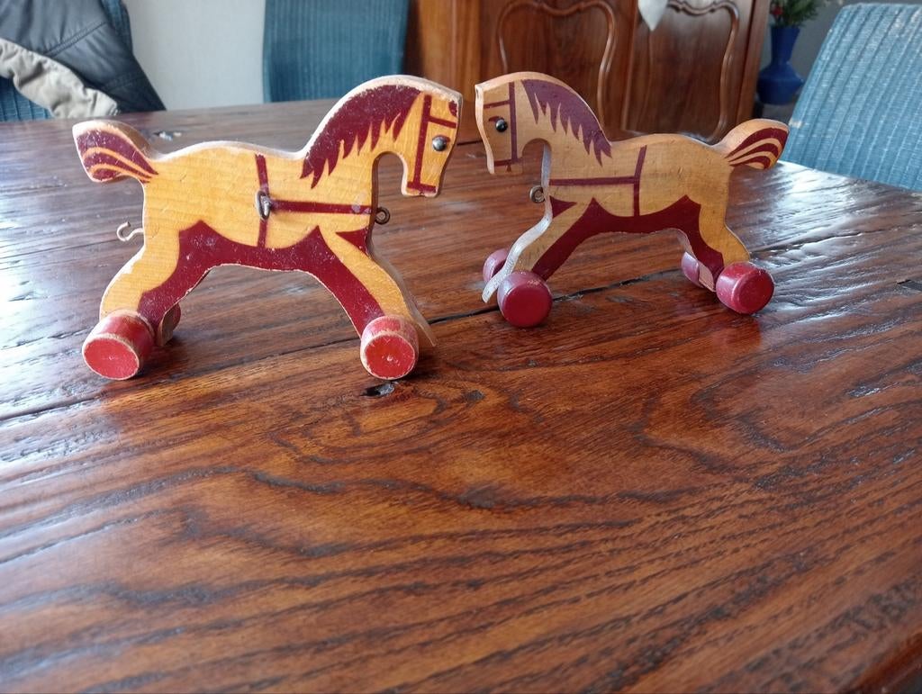 Vintage houten paardjes Nooitgedagt op wielen, set van 2, Ophalen of Verzenden, Gebruikt, Duw- of Trekspeelgoed