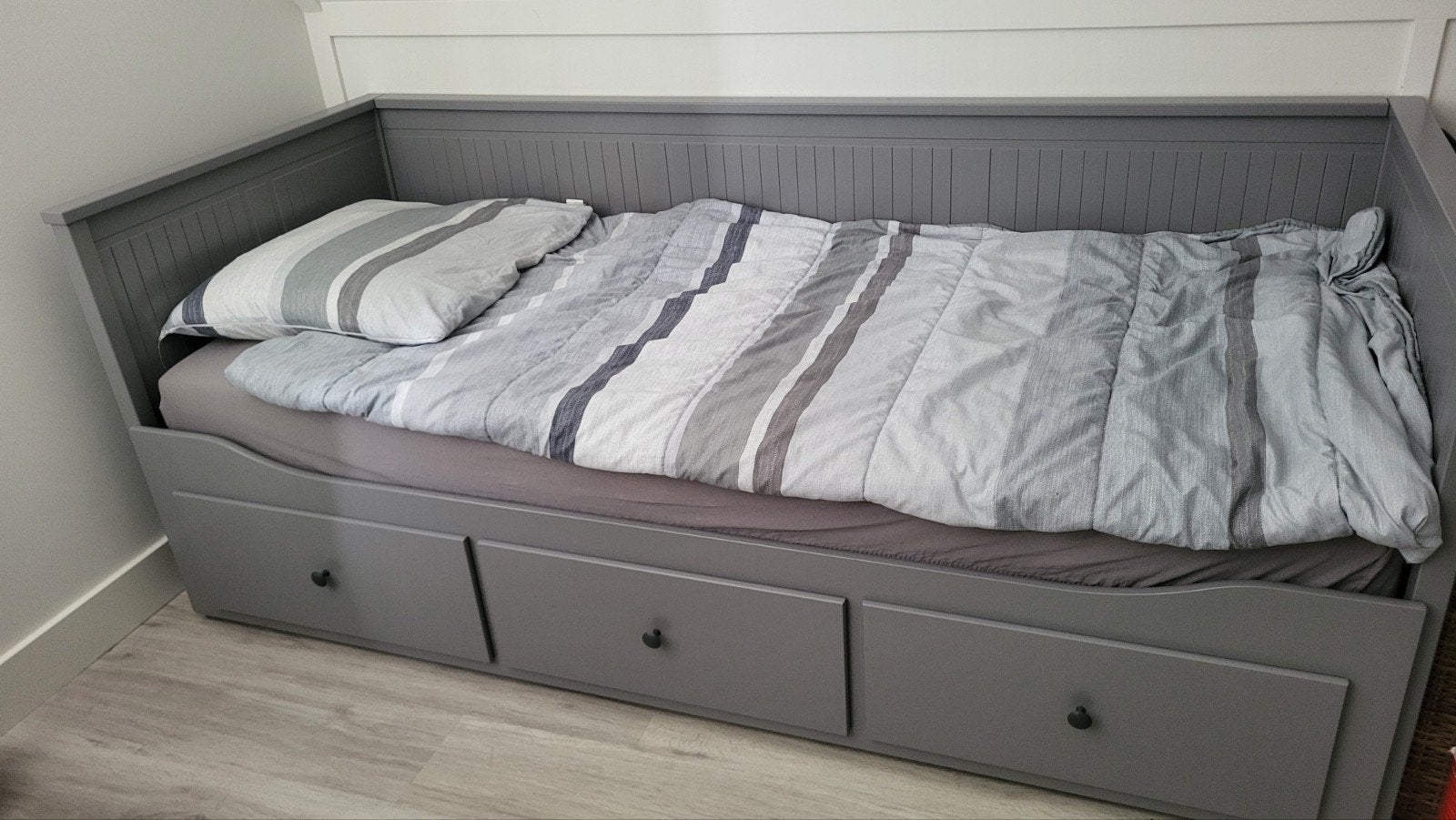 Hemnes bed met 3 lades en 1 matras - Grijs, Ophalen, Gebruikt, Eenpersoons, 80 cm