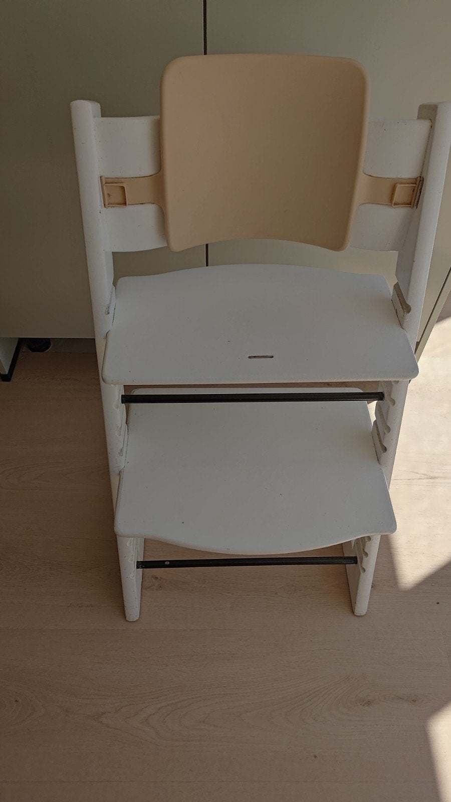 Stokke Tripp Trapp meegroeistoel wit met beige rugleuning, Ophalen, Gebruikt, Meegroeistoel