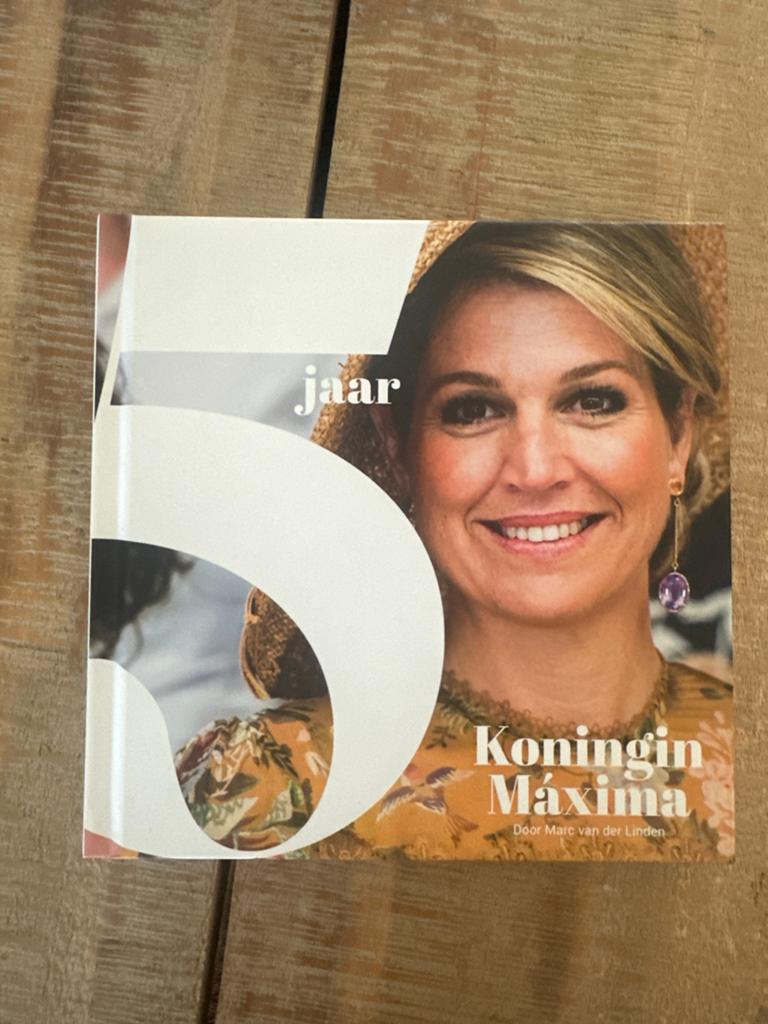5 jaar Koningin Máxima - Boek door Marc van der Linden, Ophalen of Verzenden, Zo goed als nieuw, Politiek