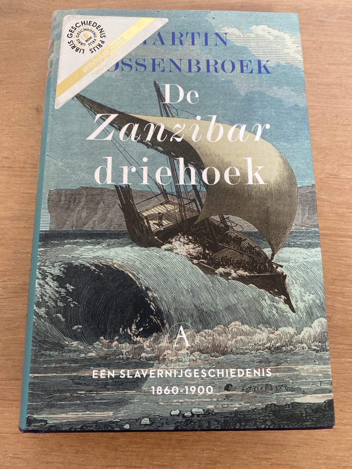 De Zanzibar driehoek - Martin Bossenbroek (Gesigneerd), Boeken, Ophalen of Verzenden, 20e eeuw of later, Zo goed als nieuw, Afrika