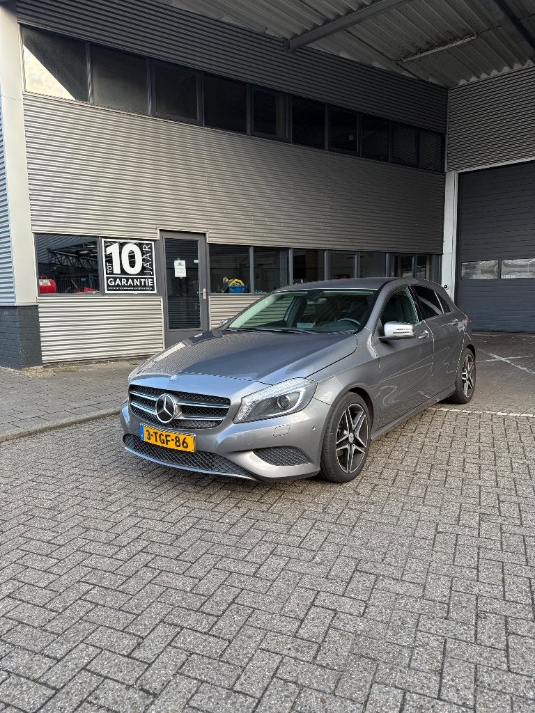 Mercedes-Benz A-Klasse A180 1.6 Blue Efficiency 2014 Grijs, Auto's, Voorwielaandrijving, 4 cilinders, Parkeersensor, Leder en Stof