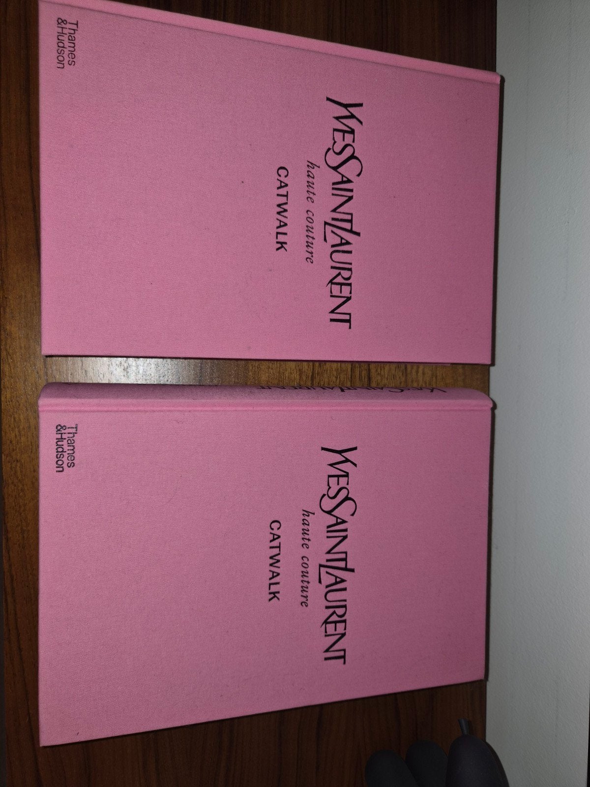 Yves Saint Laurent Catwalk Boek - Haute Couture, Boeken, Ophalen of Verzenden, Zo goed als nieuw, Couturiers, Thames & Hudson