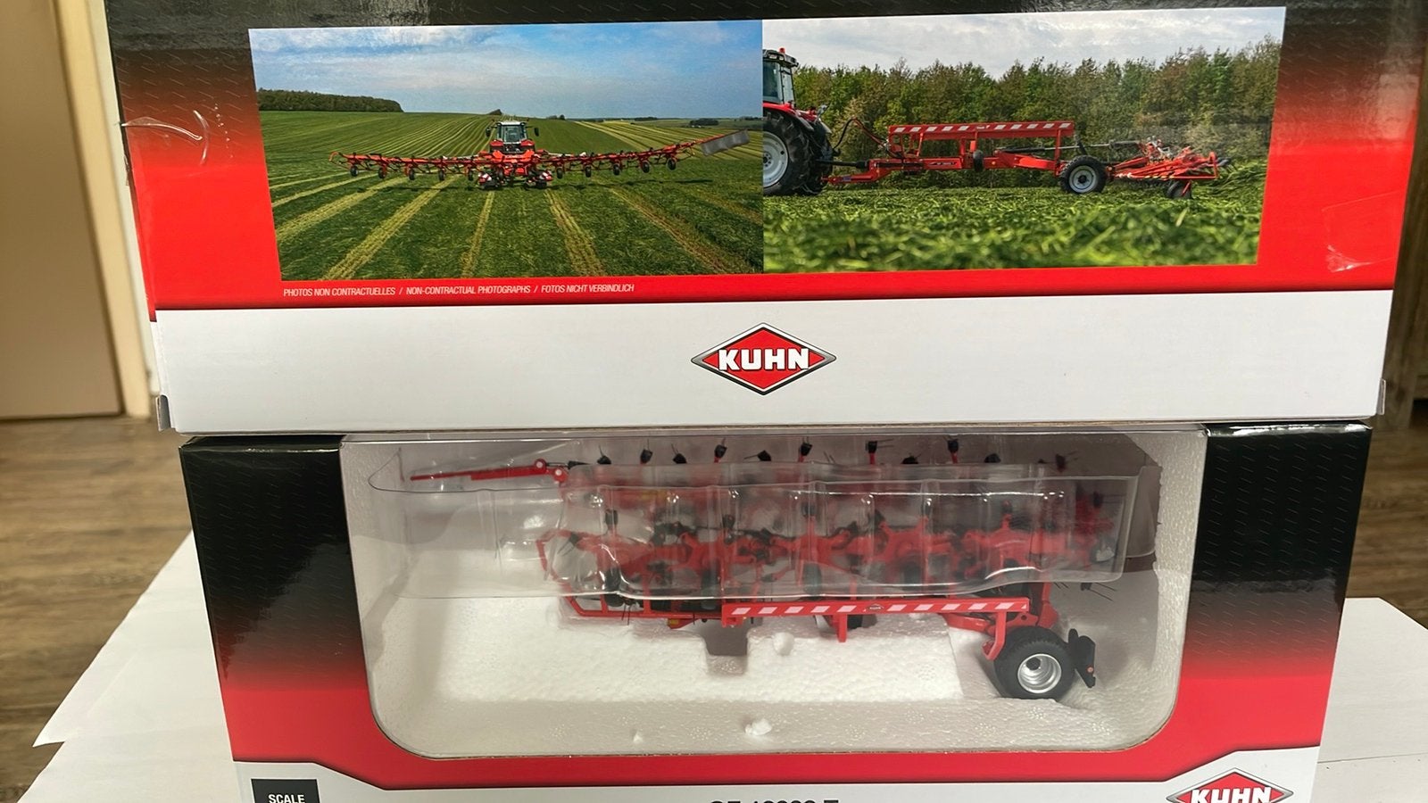 AANBIEDING KUHN GF 13003 T SCHUDDER 1:32 ROS, Ophalen of Verzenden, Zo goed als nieuw, Tractor of Landbouw, Overige merken
