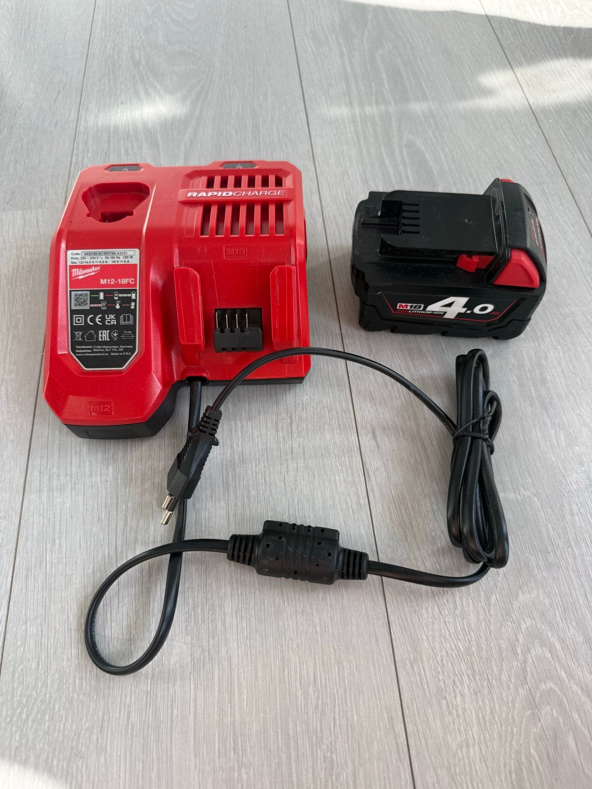 Milwaukee M18 accu 4.0Ah met M12-18FC snellader, Ophalen of Verzenden, Gebruikt