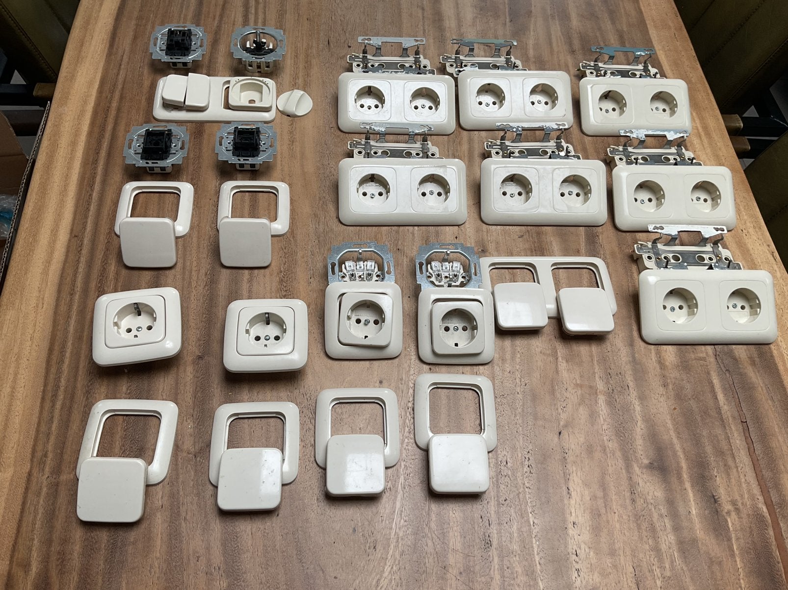 Doos vol schakelmateriaal, merk busch-jager. KOOPJE!!!, Ophalen of Verzenden, Gebruikt
