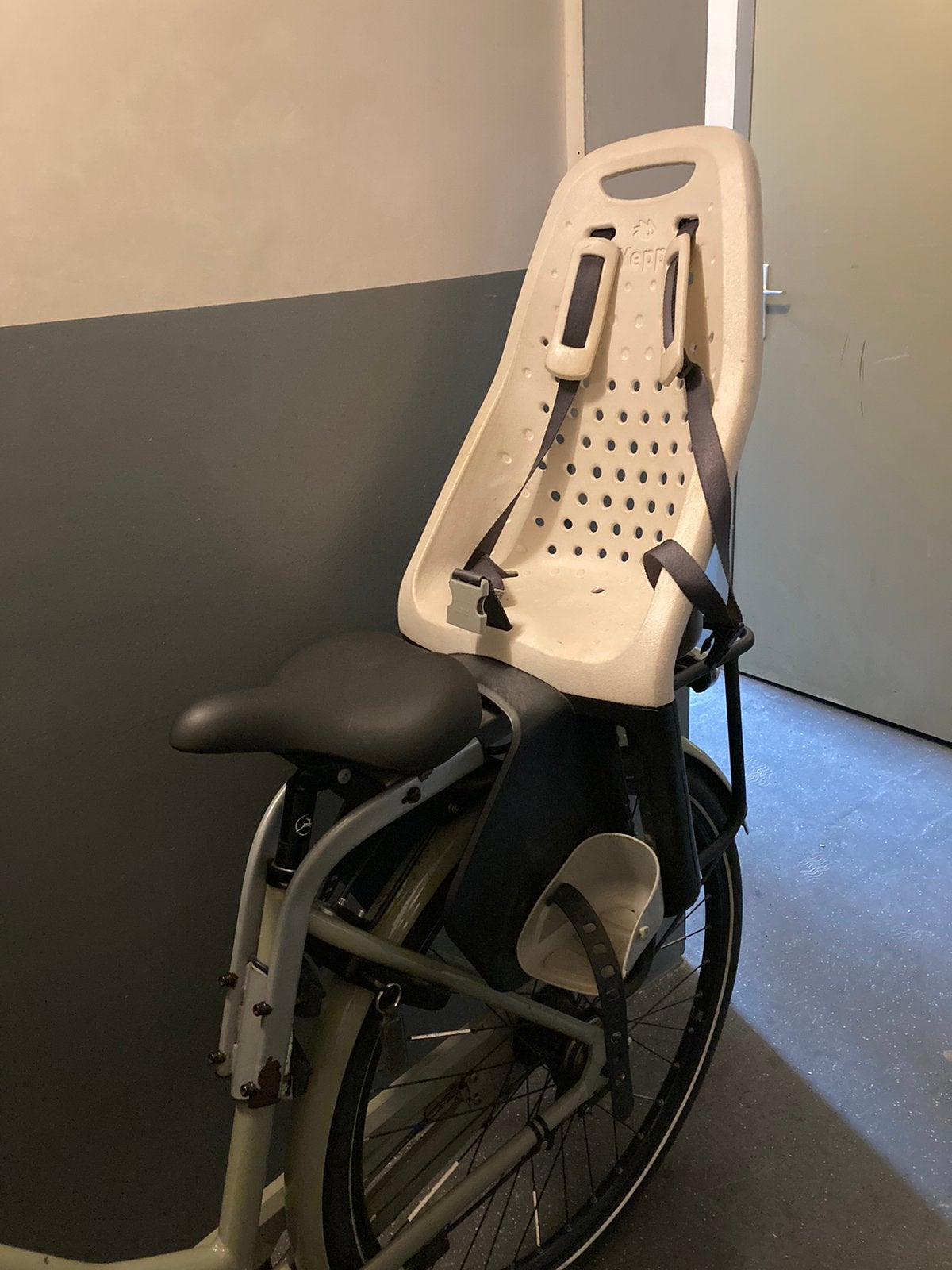 Yepp achterzitje fiets wit, Achterzitje, Ophalen, 15 t/m 25 kg, Gebruikt