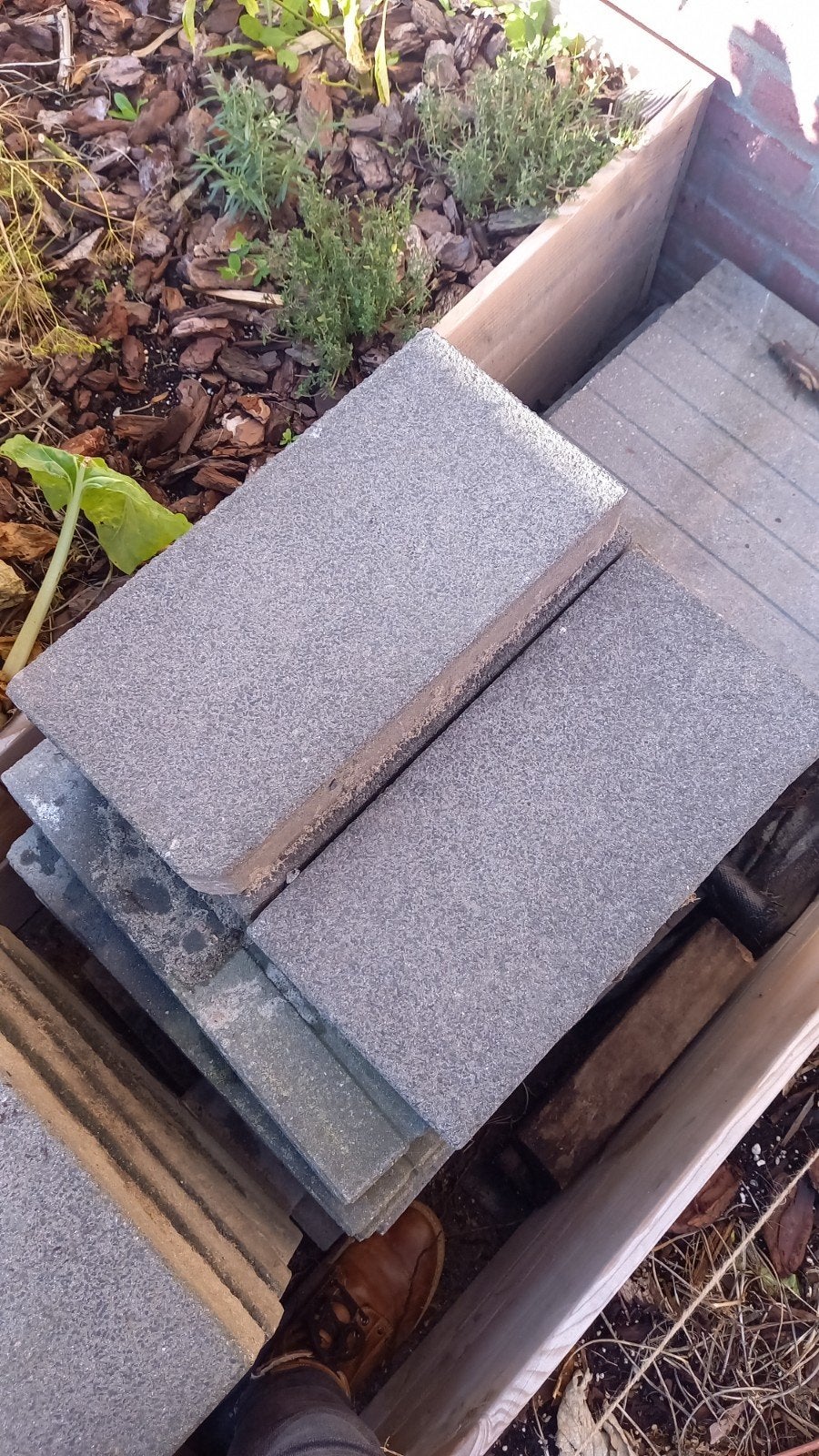Gratis: Grijze tegels en opsluitbanden, Ophalen, Gebruikt, Minder dan 5 m², Beton