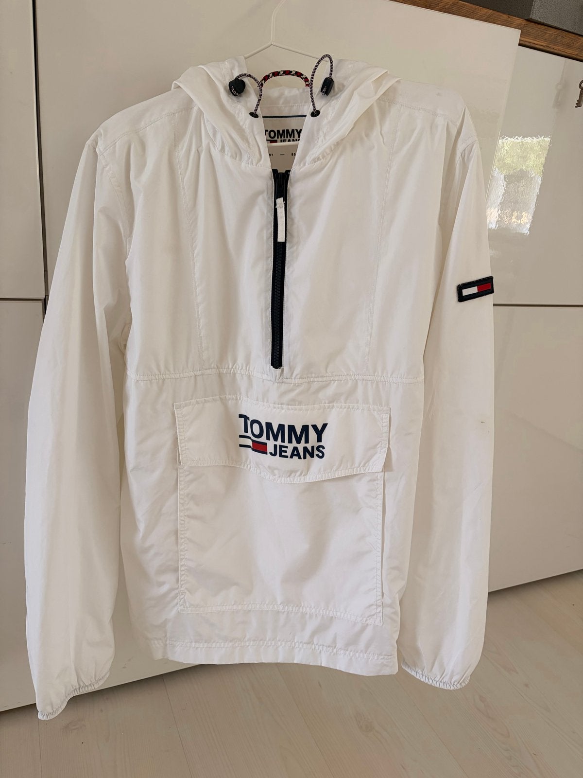 Tommy Jeans Windbreaker - Wit - Maat M, Ophalen of Verzenden, Zo goed als nieuw, Maat 48/50 (M), Wit