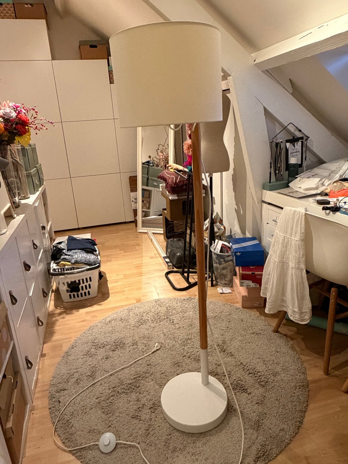 Stijlvolle staande lamp met houten poot en stoffen kap, Huis en Inrichting, Ophalen, E27 (groot), Zo goed als nieuw, 150 tot 200 cm