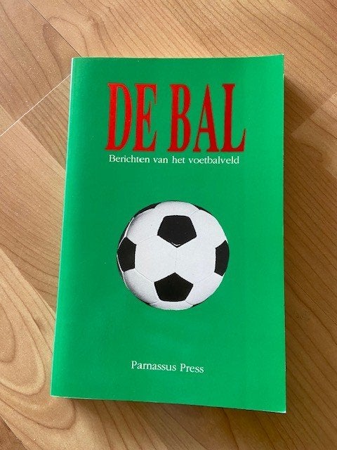 De bal - berichten van het voetbalveld, Ophalen of Verzenden, Zo goed als nieuw, Balsport