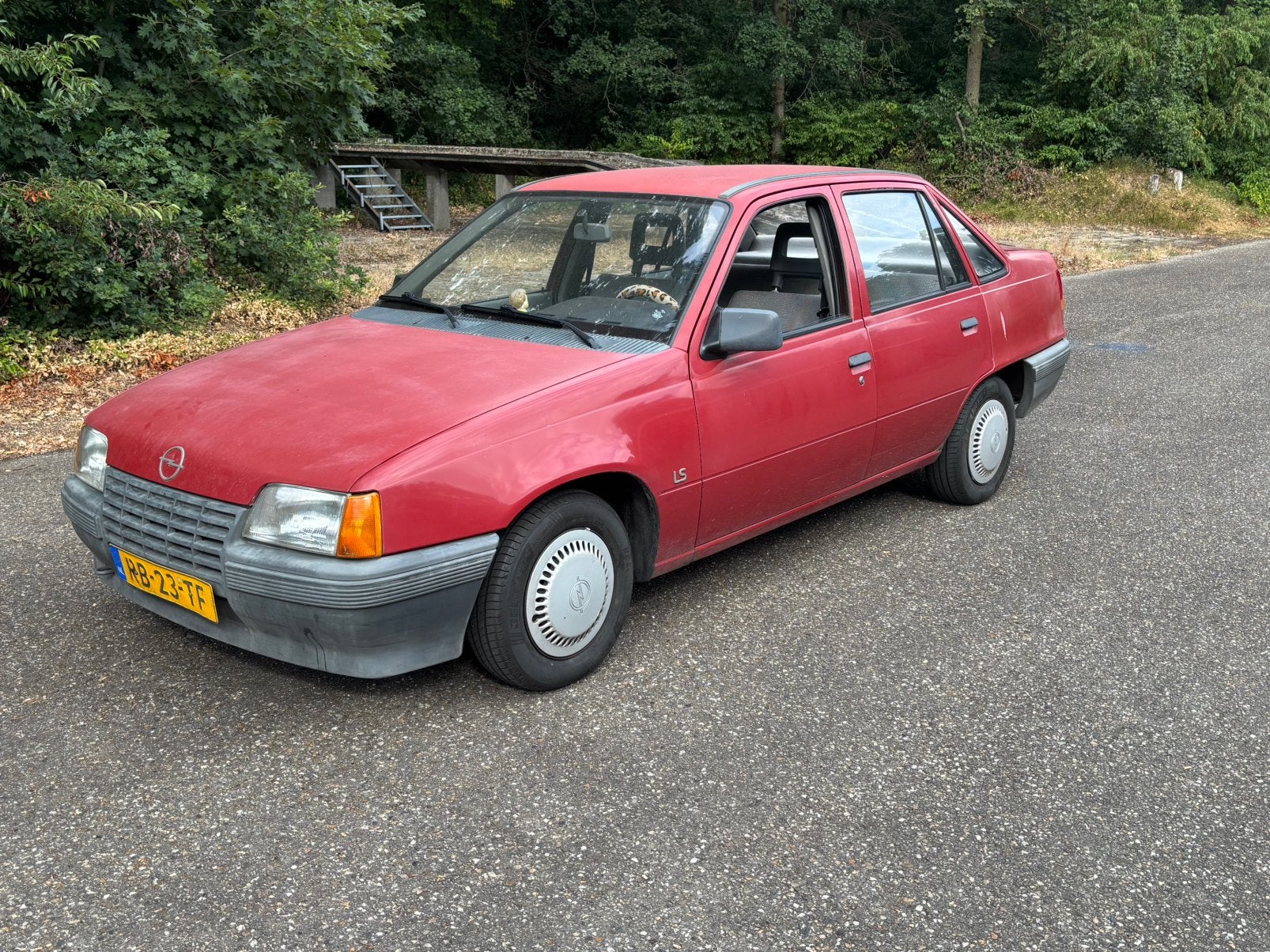 Opel Kadett 1.2 SC SDN 1986 Rood apk 07-05-2028, Auto's, Opel, Voorwielaandrijving, 868 kg, 4 cilinders, Kadett