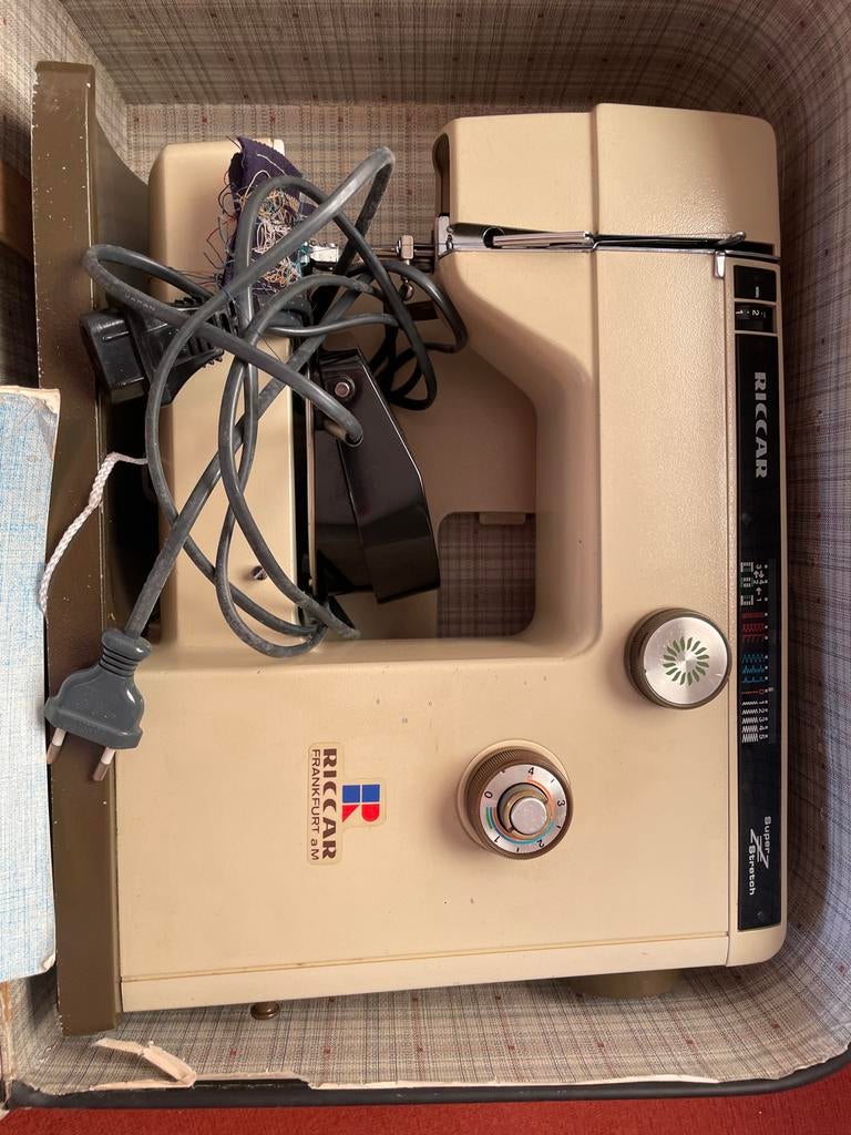 Riccar Naaimachine in Koffer - Vintage Model, Hobby en Vrije tijd, Naaimachines en Toebehoren, Ophalen of Verzenden, Gebruikt