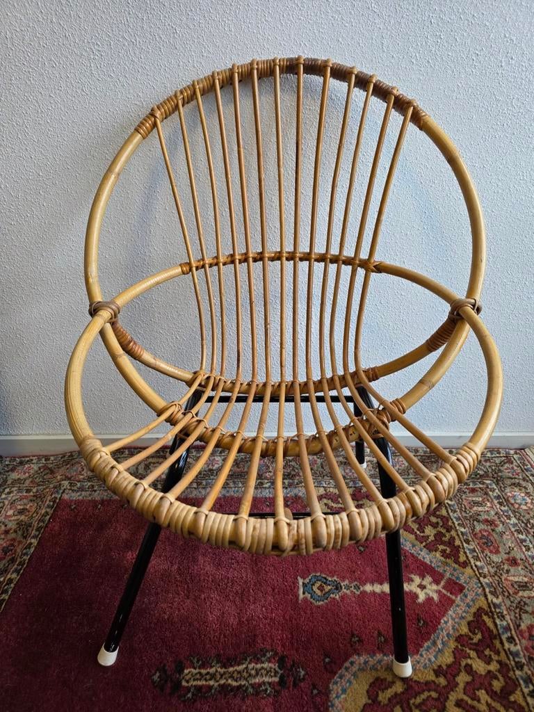 Vintage rohe rotan stoel zwart metalen poten retro interieur, Ophalen, Huis en Inrichting