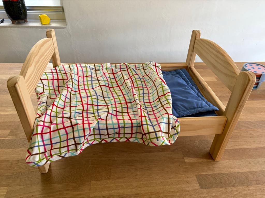Houten poppenbedje met dekentje en kussen, Ophalen, Zo goed als nieuw, Toebehoren
