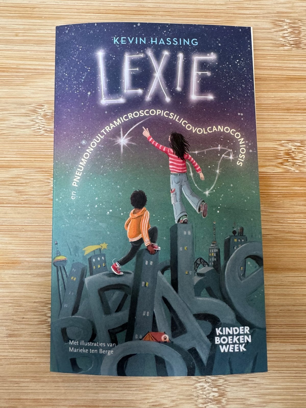 Lexie en Pneumonoultramicroscopicsilicovolcanoconiosis, Ophalen of Verzenden, Zo goed als nieuw, Fictie