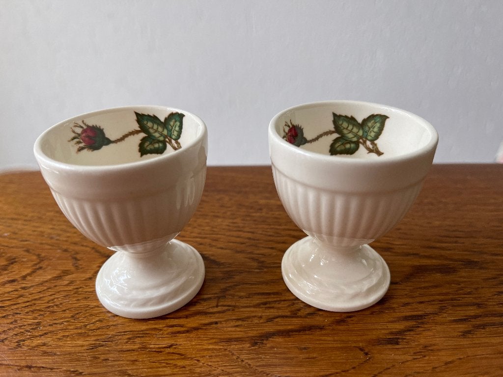 2 "Wedgwood Moss Rose" 'Eierdopjes' Nieuw, Huis en Inrichting, Keuken | Servies, Overige typen, Nieuw, Ophalen of Verzenden, Overige stijlen