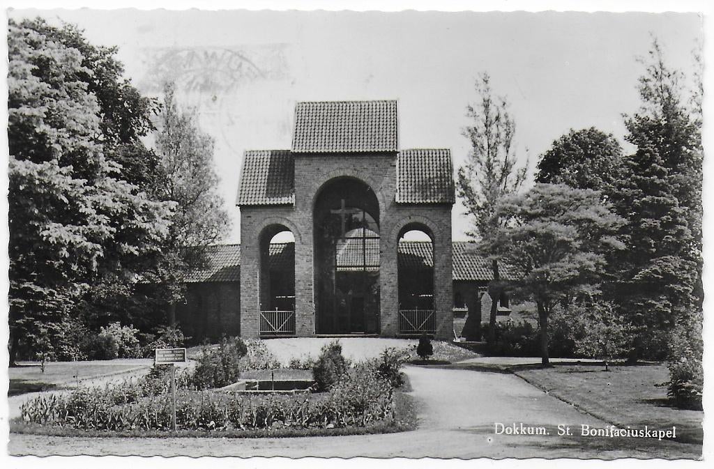 Dokkum St. Bonifatiuskapel ansichtkaart B7351 uit 1968, Ophalen of Verzenden, 1960 tot 1980, Gelopen