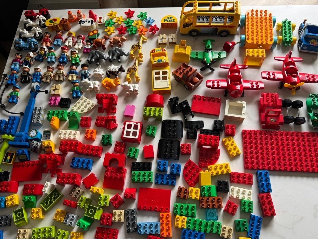 Grote partij LEGO Duplo met tafel, figuren en voertuigen