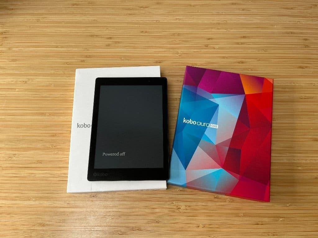 Kobo Aura One e-reader met hoesje en originele doos, Computers en Software, E-readers, Ophalen, 8 GB, Kobo, Zo goed als nieuw