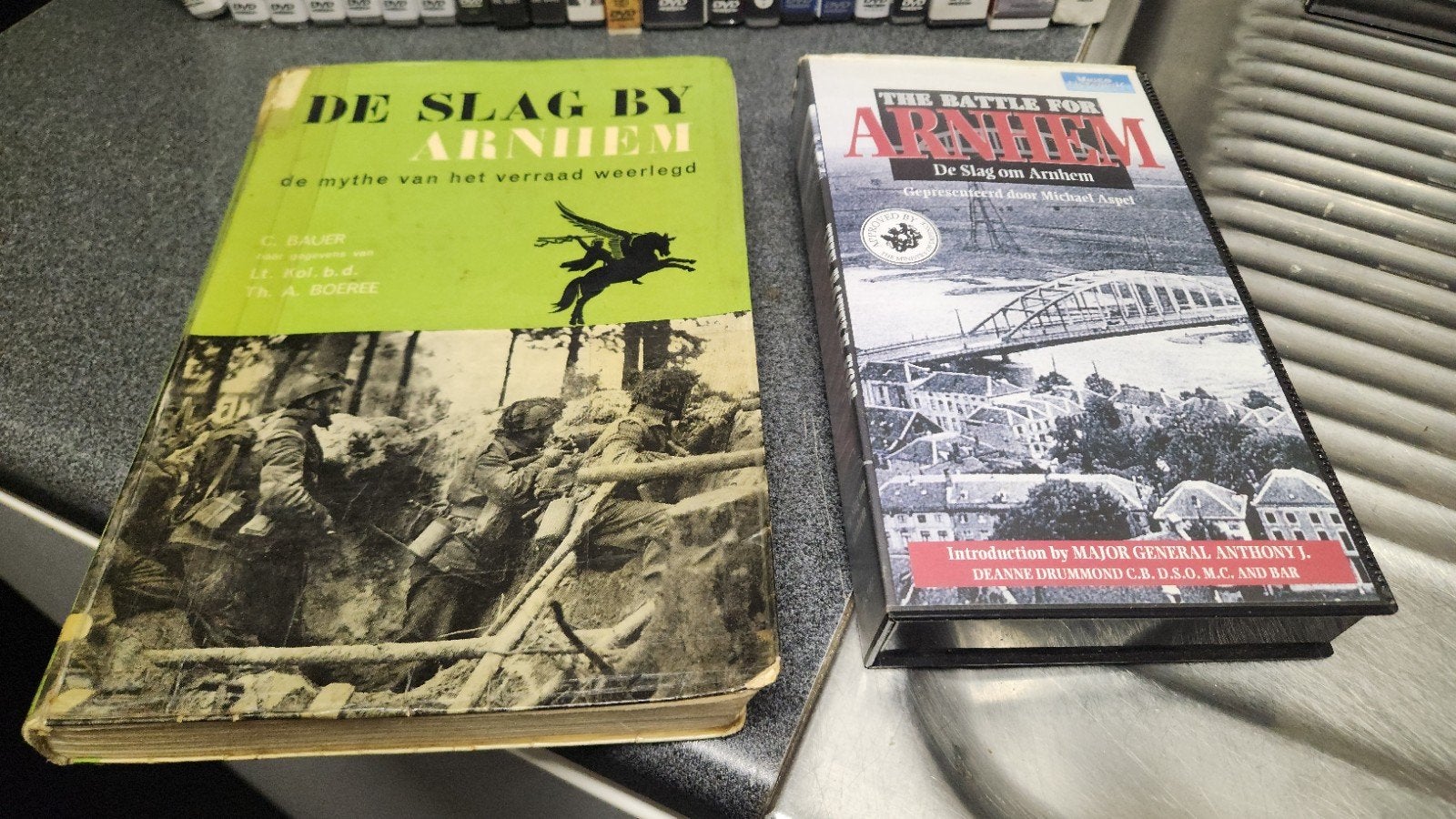De Slag om Arnhem Boek & VHS - Historische Collectie, Ophalen of Verzenden, C. Bauer, D.R.D. Hill, M.A. Rooder, Landmacht, Tweede Wereldoorlog