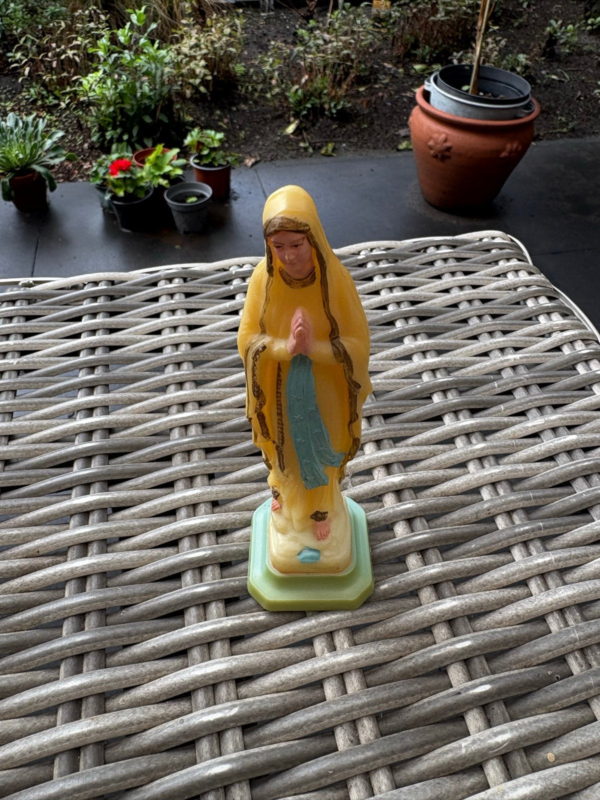 Vintage Mariabeeldje - Geel met blauwe accenten, Ophalen of Verzenden