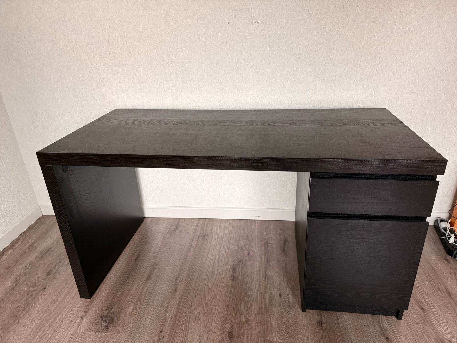 IKEA Malm bureau met kabelgoot - Zo goed als nieuw, Ophalen, 65 cm, Zo goed als nieuw, IKEA